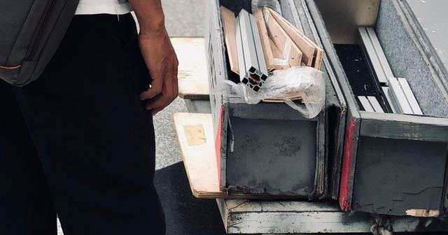 Saha montajı öncesi taşınan alüminyum doğrama profilleri