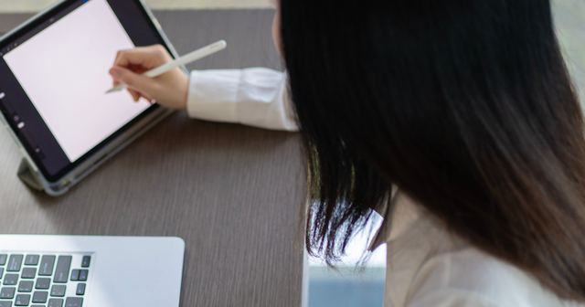 Grafik tablet üzerinde görsel çalışma yapan reklam ajansı çalışanı